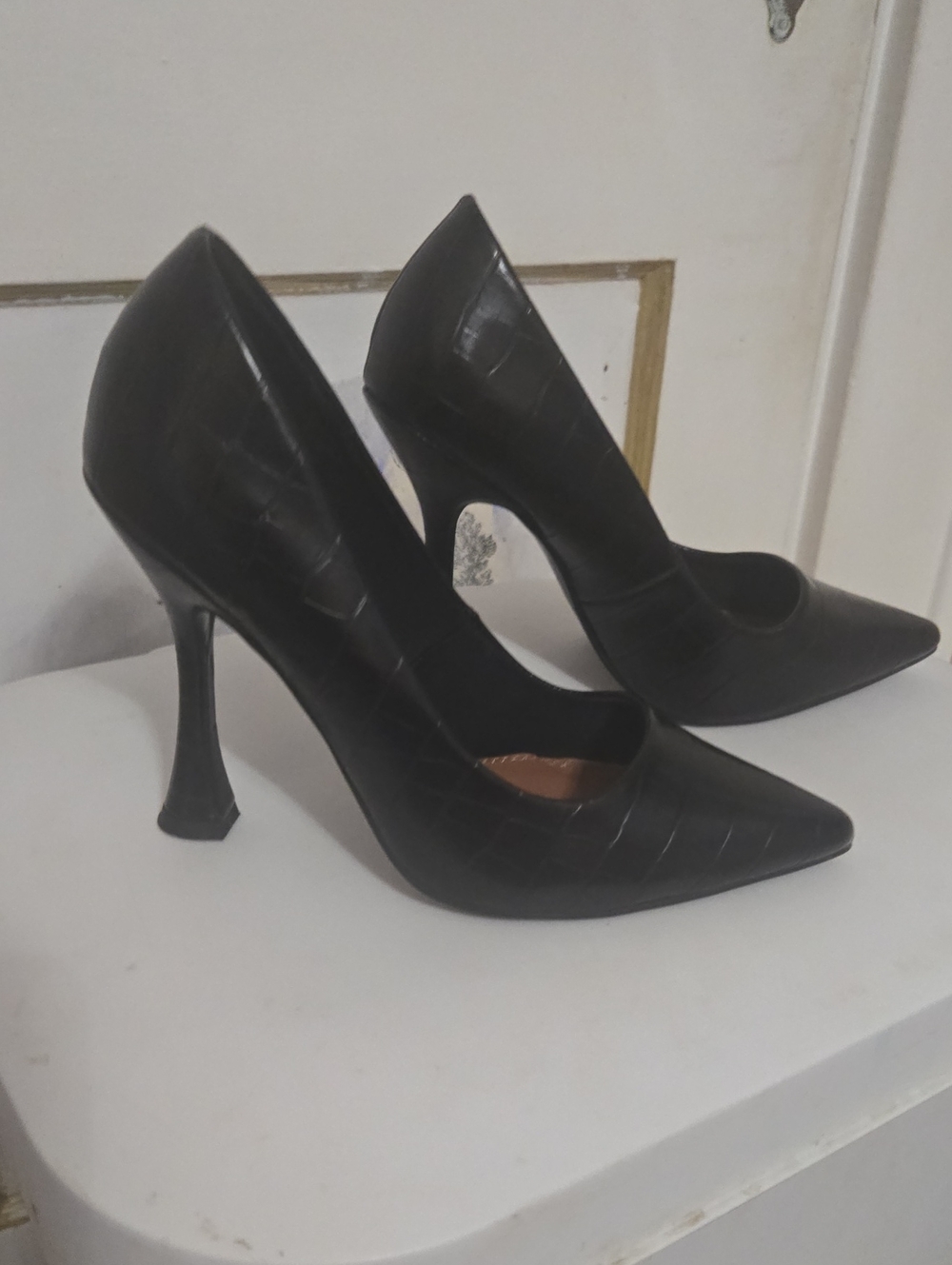 Classy Pointed Toe Heel Pumps in Black Crocodile Embossed